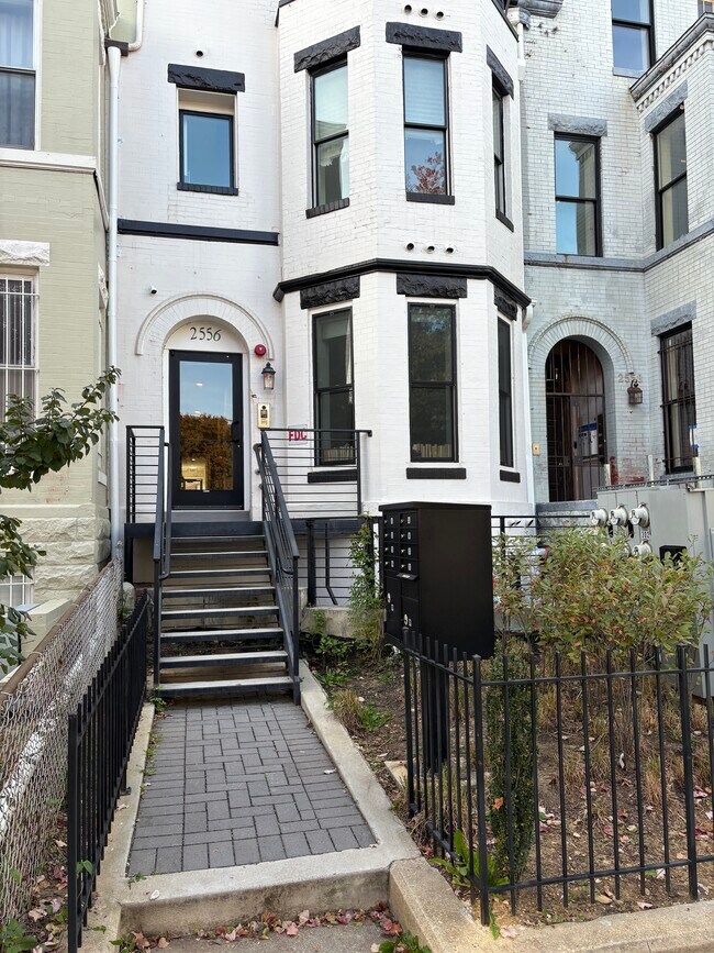 Building Photo - 2556 University Pl NW