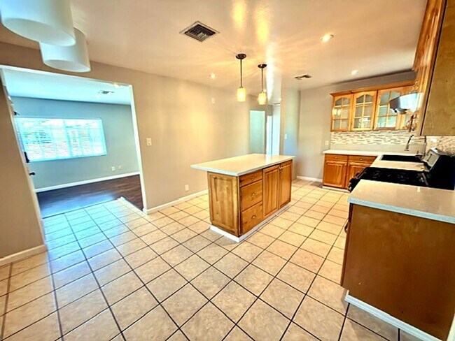Building Photo - 316 W Walnut Ave