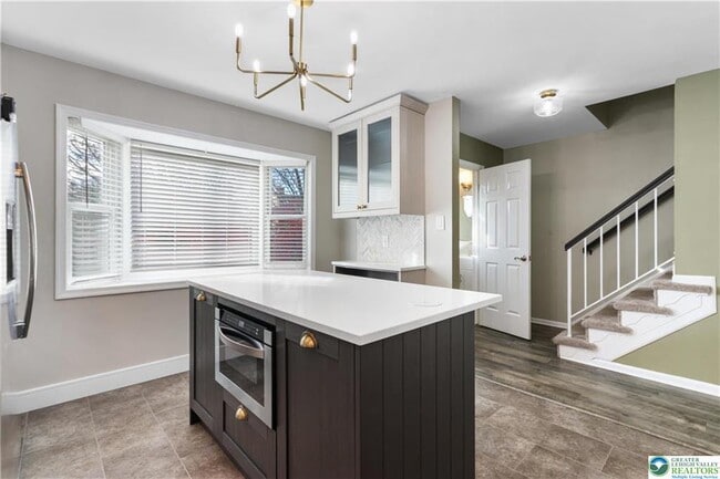 Building Photo - 1885 Redwood Dr