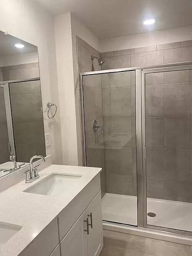 Building Photo - 822 Thread Way