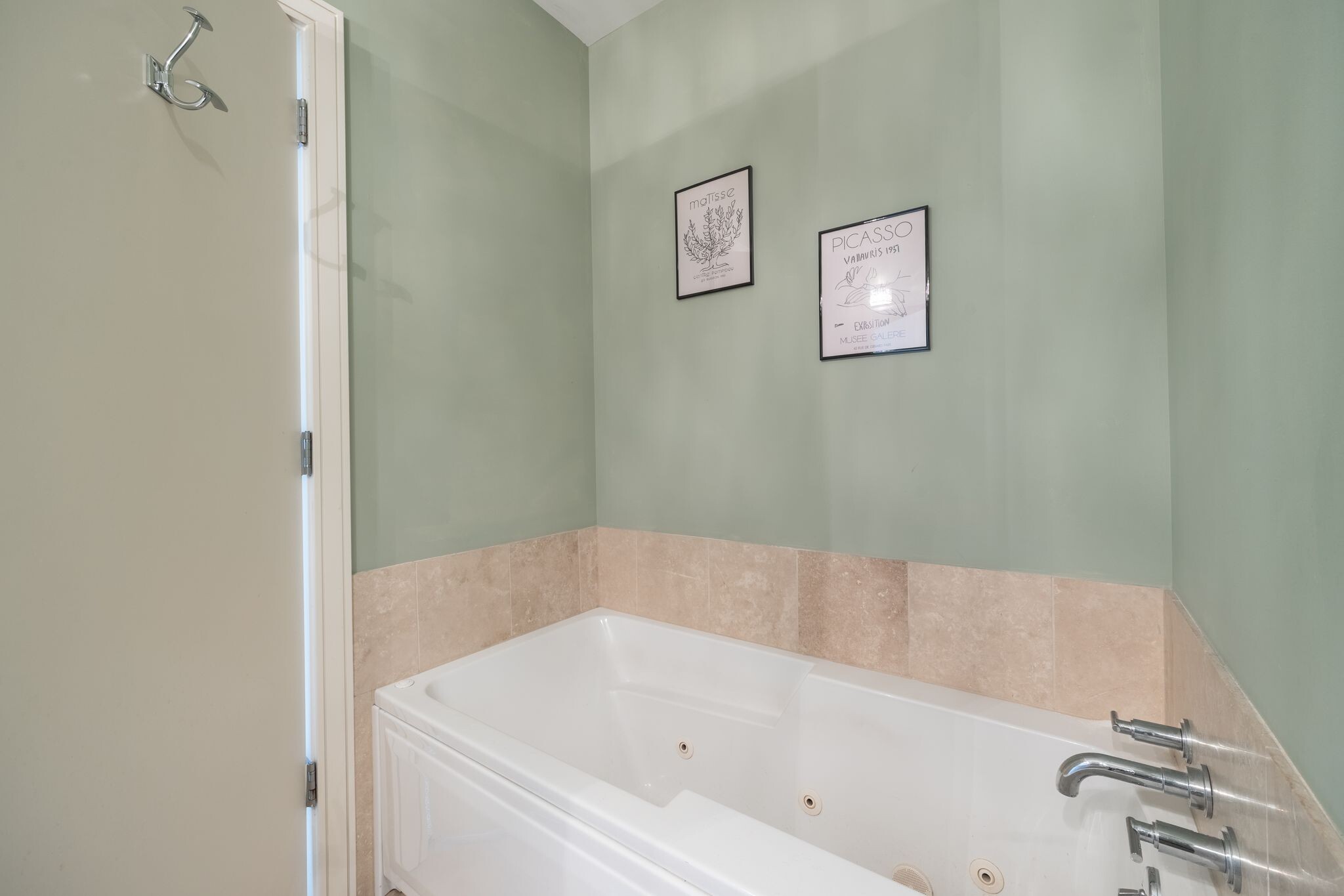 Building Photo - 711 W Grand Ave