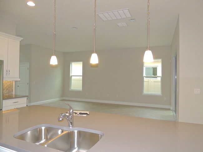 Building Photo - Move in ready! Newer home in great location.