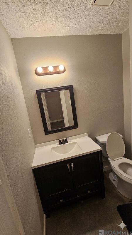 Building Photo - 8708 Montclair St