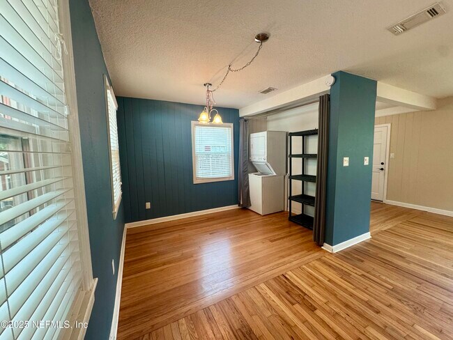Building Photo - 1327 Azalea Dr