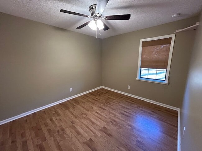 Building Photo - 3-bedroom home located in the charming Lake Park, GA