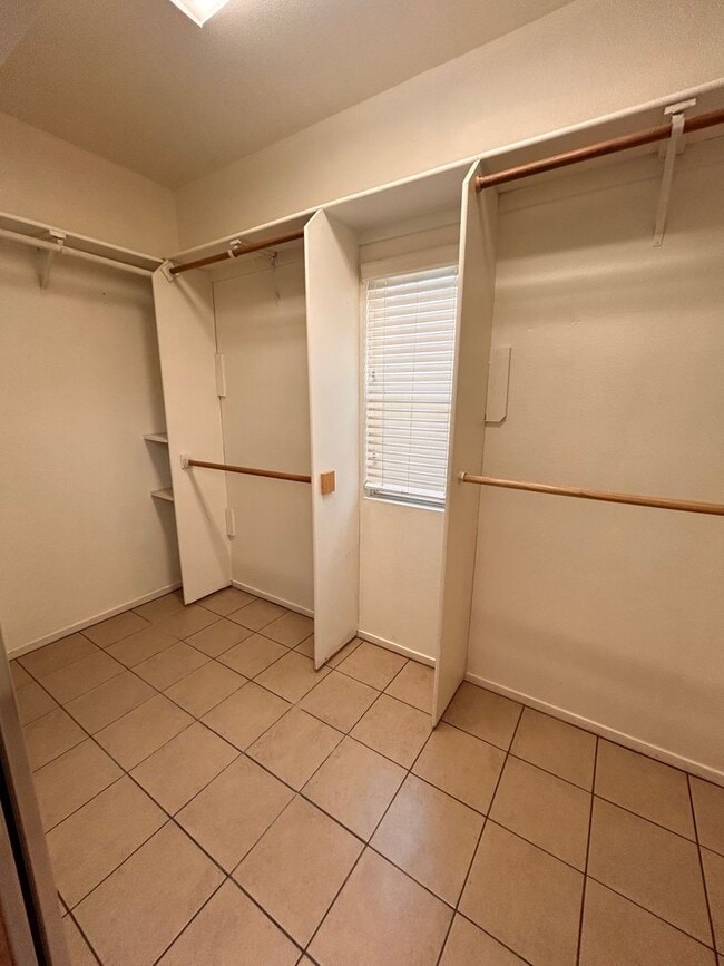 Building Photo - Beautiful home for rent in Visalia!