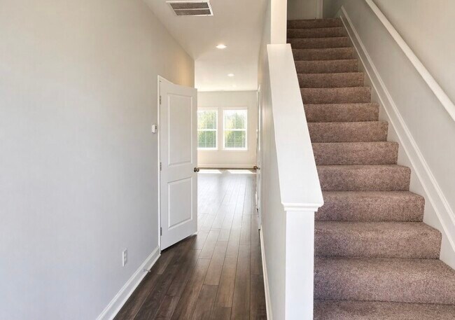 Building Photo - 394 Oakwood Dr NW