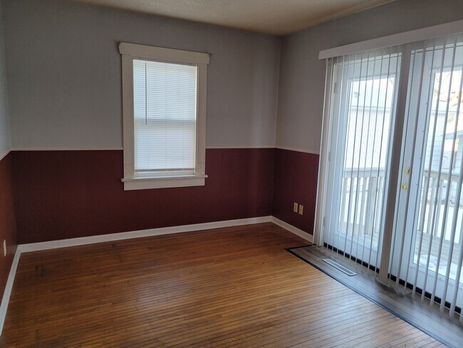 Dining room - 220 W 10th St S
