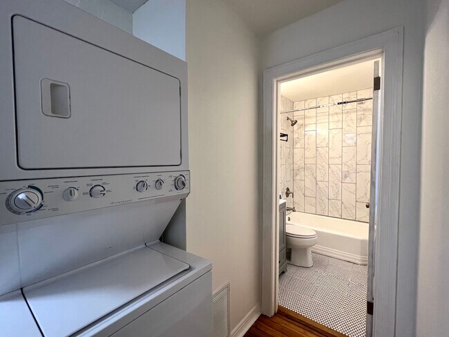 Building Photo - 3033 Lake Ave