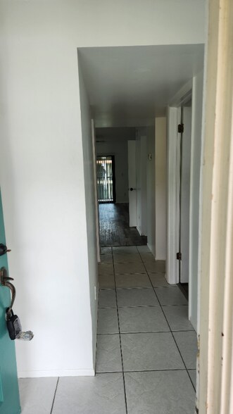 Building Photo - 420 Breakwater Dr