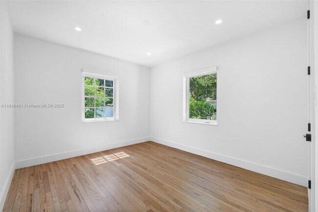 Building Photo - 1003 NE 115th St
