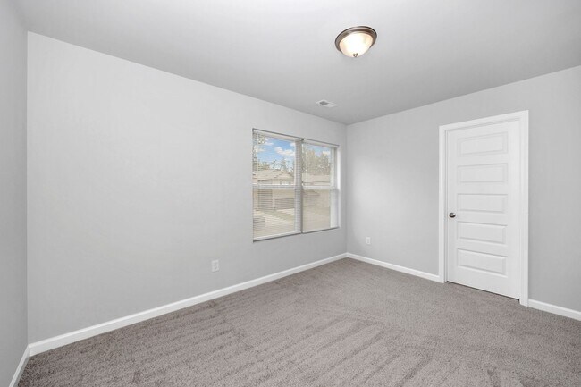 Building Photo - 3 Bedroom House in East Limestone