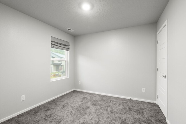 Building Photo - Newer Construction Home in Upriver Drive Neighborhood