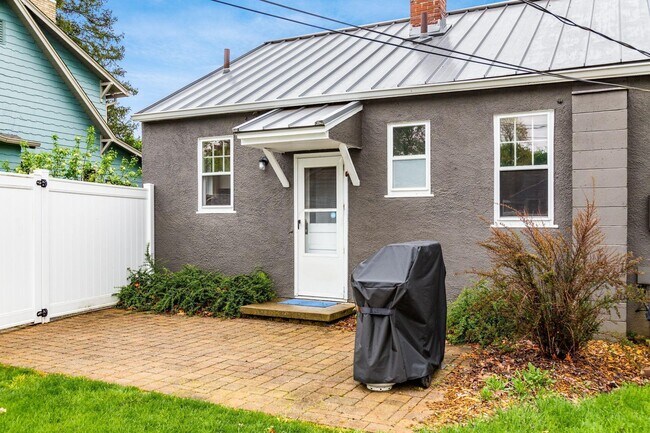 Building Photo - 230 E Royal Forest Blvd