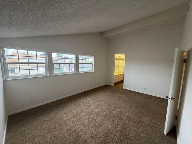 Building Photo - 4 Bedroom | 3 Bathroom | Home in Roseville