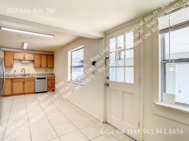 Building Photo - 602 4th Ave SW