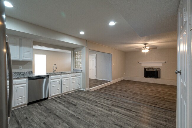 Building Photo - 1121 Via Del Rey