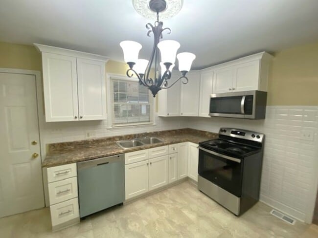 Building Photo - 100% Renovated! 3 Bedroom/1.5 Bathroom!