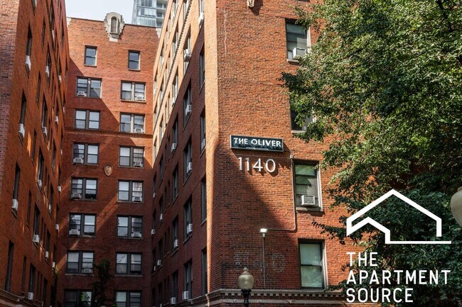 Building Photo - 1140 N La Salle Dr