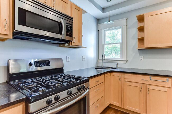 Building Photo - Renovated 3 Bedroom 2 bathroom house. Superb Master suite.
