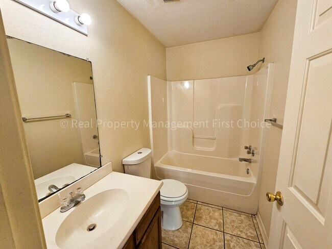 Building Photo - Nice 3 Bedroom/2 Bathroom Duplex off Jenny...