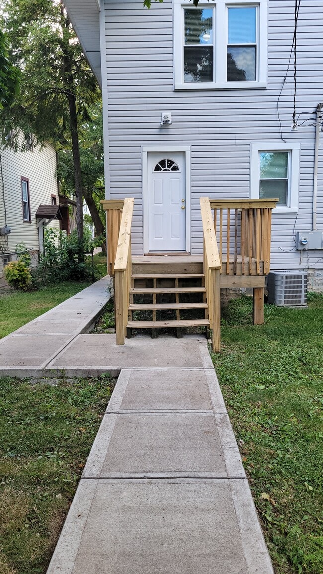 Building Photo - 40 N Roys Ave