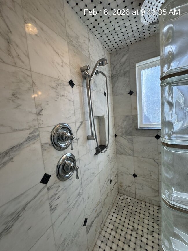 Building Photo - Woodlake Home! Available Now!