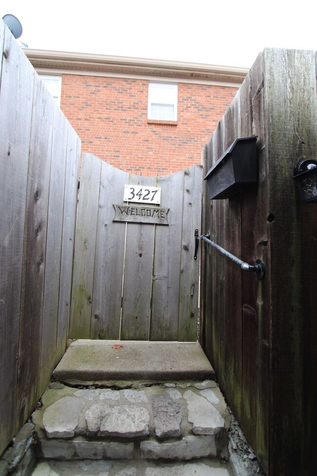 Building Photo - 2 Bed 1.5 Bath Condo