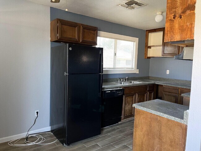 Building Photo - Updated 2BR/1BA | Private Patio | Great Lo...