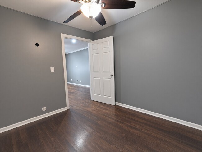 Building Photo - 736 W Dempster St