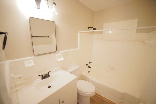 Building Photo - Cozy 3 bedroom 2 bath home