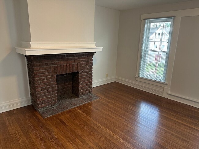 Building Photo - E Maynard Ave 114-116 MLR (LH2)