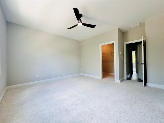 Building Photo - 2426 Lakeshore Ln