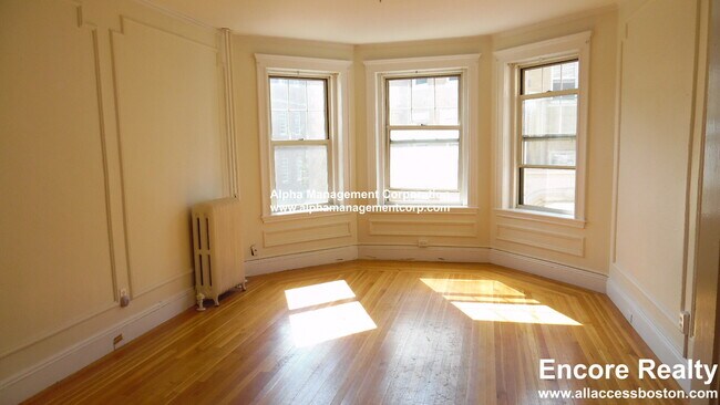 Building Photo - 90 Maple St