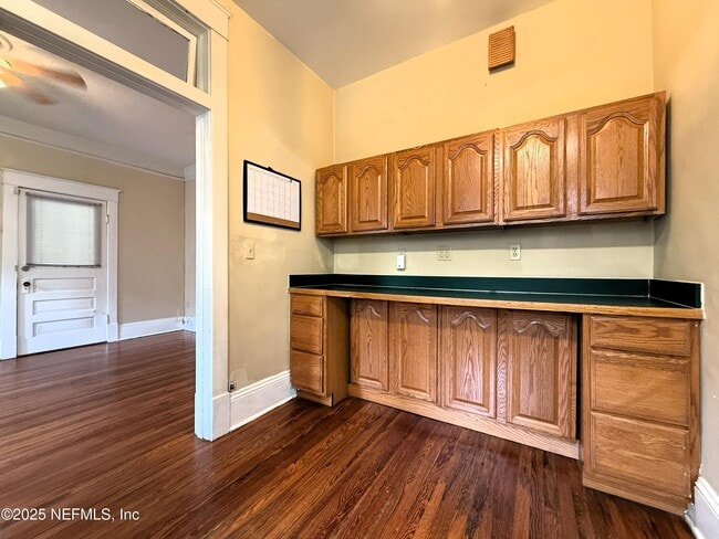 Building Photo - 2245 Myra St
