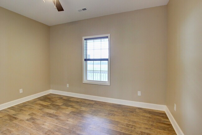 Building Photo - 135 Riverbend Dr