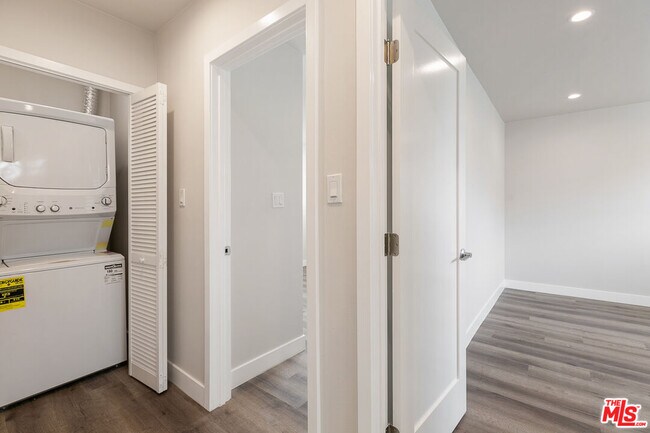 Building Photo - 2401 S Sycamore Ave