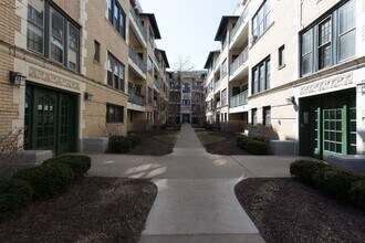 Building Photo - 4312 N Clarendon Ave