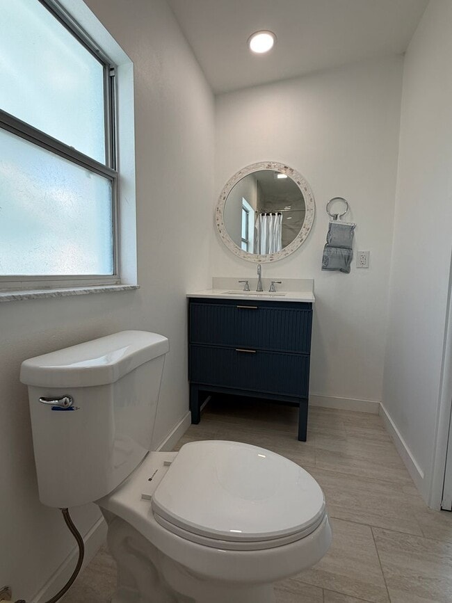 Building Photo - Completely renovated efficiency in Orlando