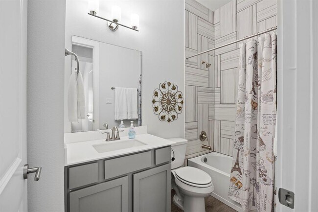 Building Photo - 532 Elm Green St