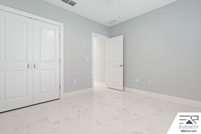 Building Photo - FULLY FENCED, LIKE NEW, CUSTOM BUILT 3/2/2 ON A CUL DE SAC IN DESIRABLE QUAIL HOLLOW