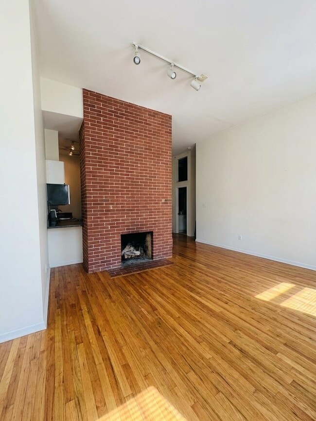Building Photo - 222 Grand St