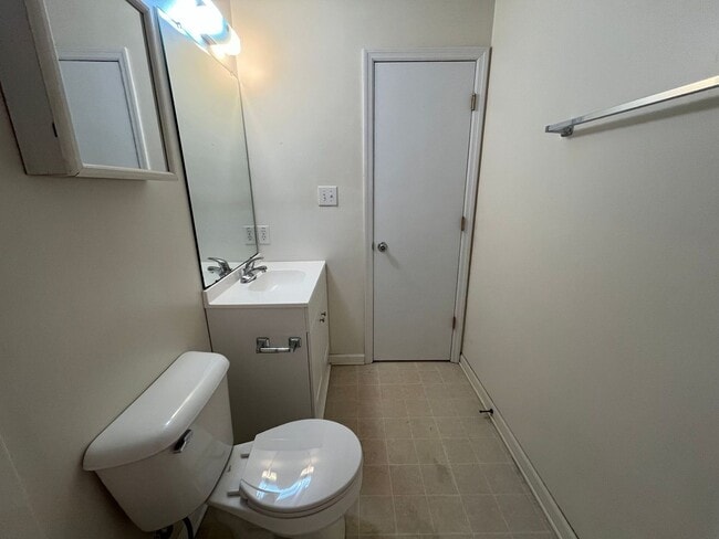 Building Photo - End Unit Townhouse, 3 Bed, 3 Bath