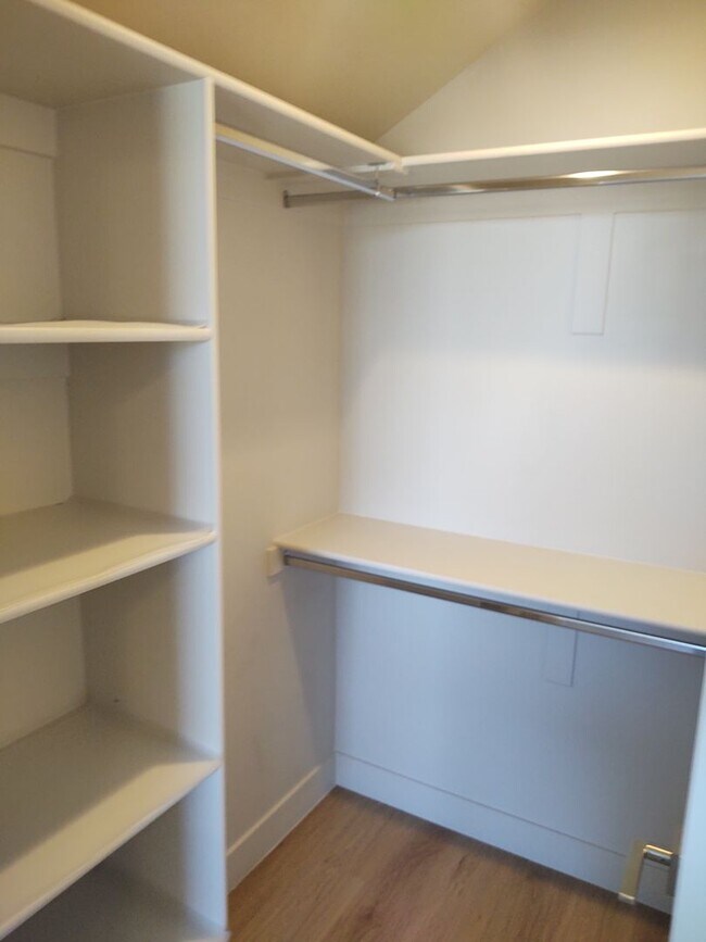Building Photo - UTILITIES INCLUDED PERFECT 1 Bedroom 1 Bath