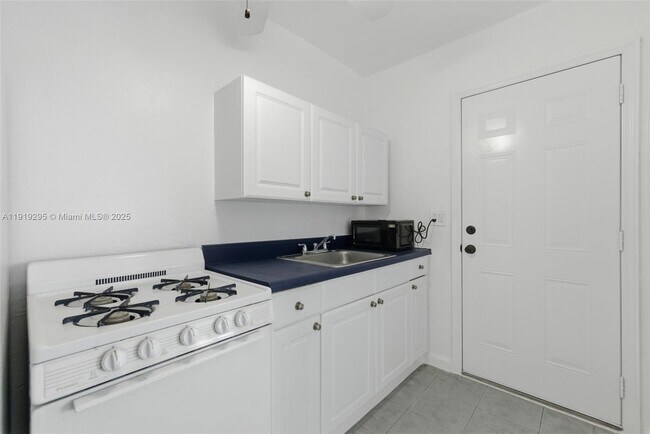 Building Photo - 126 SW 18th Ave