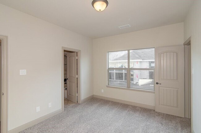 Building Photo - 917 Lake Meadow Ln