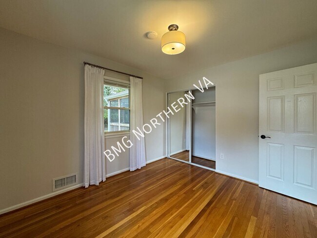 Building Photo - 1109 Hillcrest Dr SW
