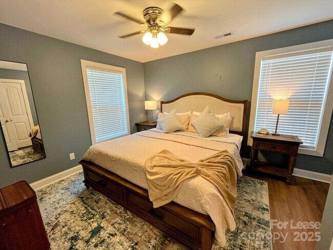 Building Photo - 528 S Shamrock Ave