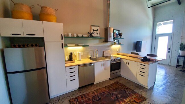 Building Photo - 1020 E 6th St