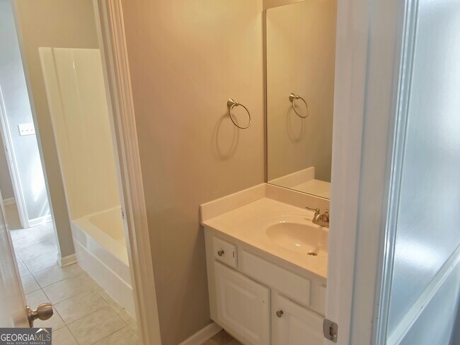 Building Photo - 4901 Planters Walk